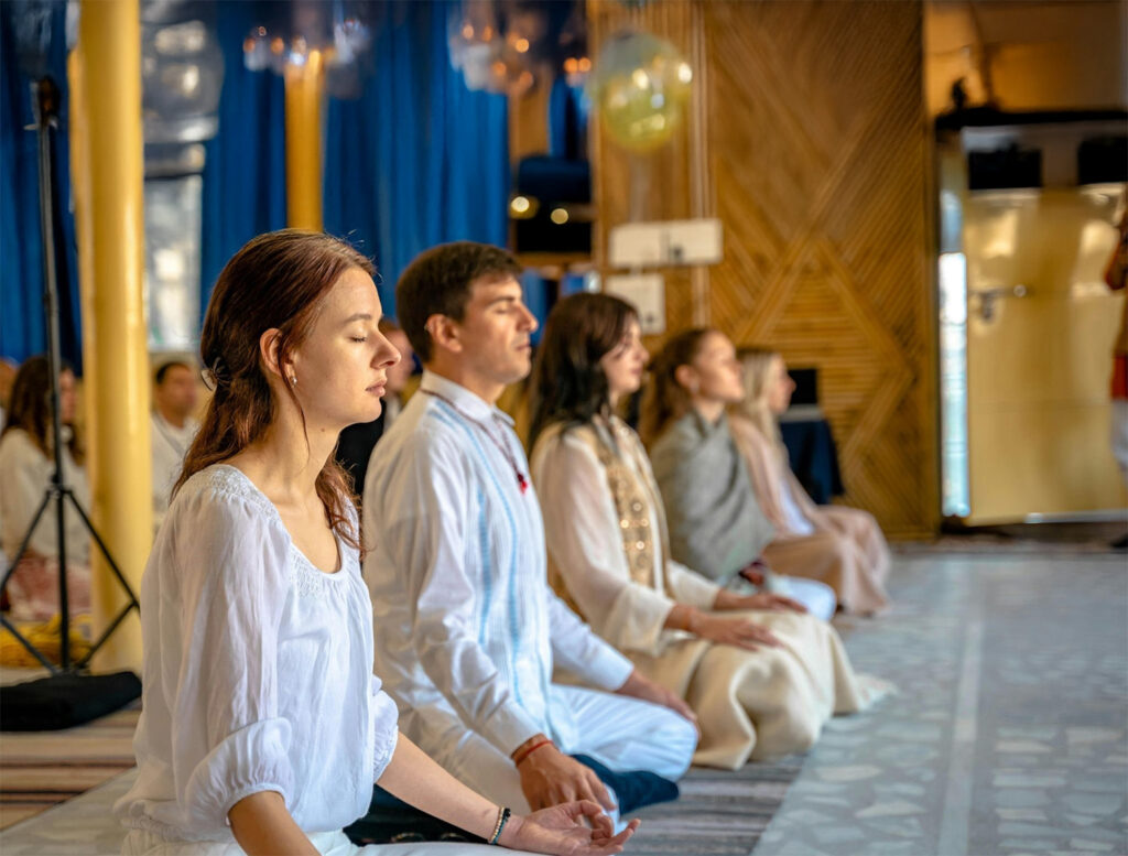 4 personen in een groepsmeditatie.