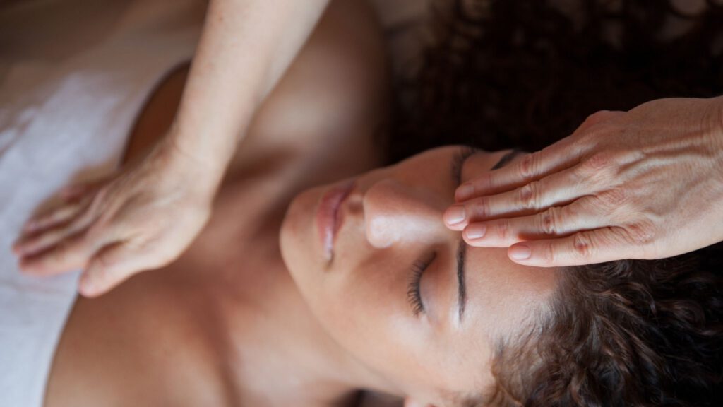 Vrouw ligt en wordt aangeraakt op haar hoofd en borst.
